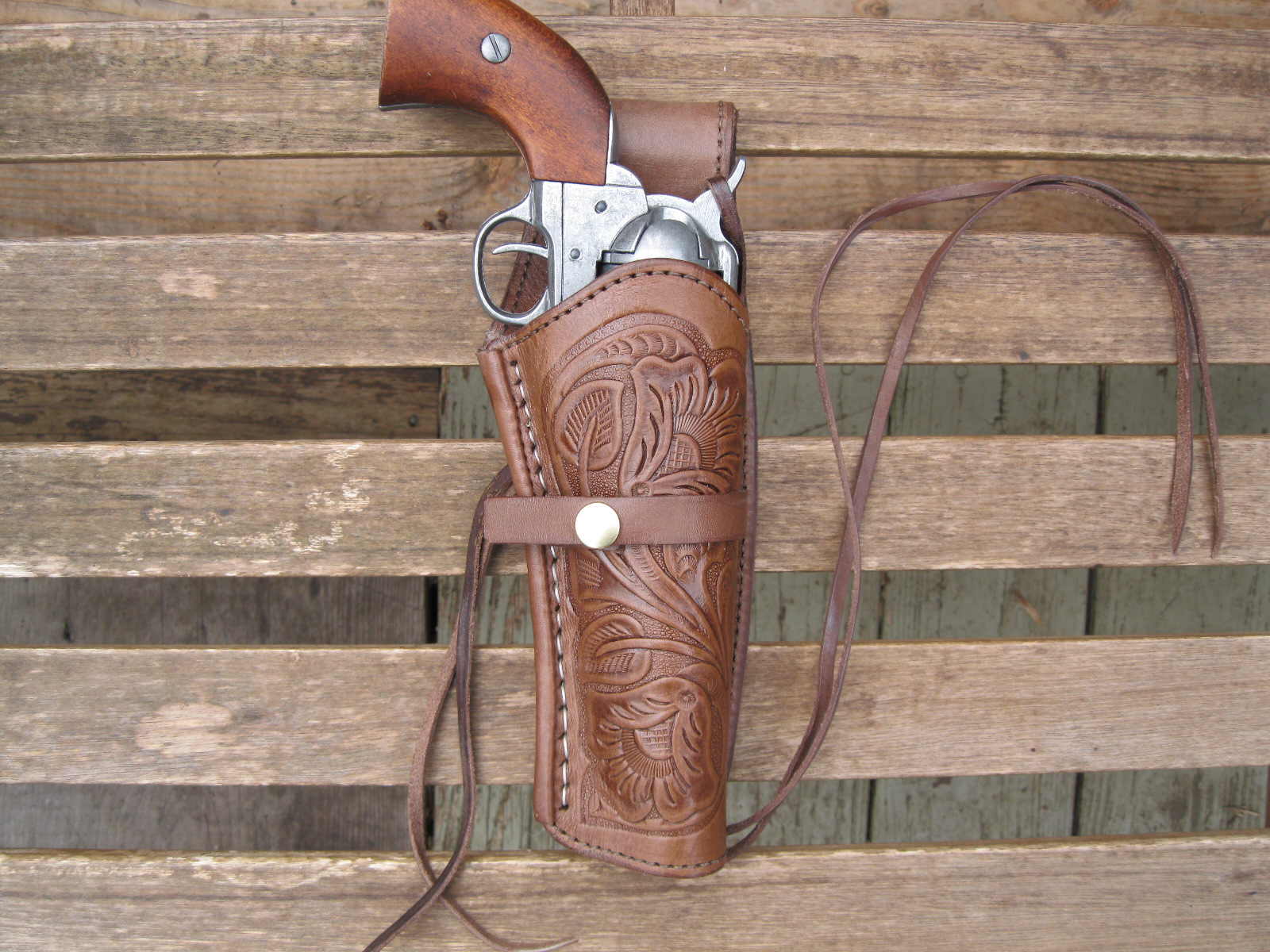 Offers a large variety of leather shoulder holsters