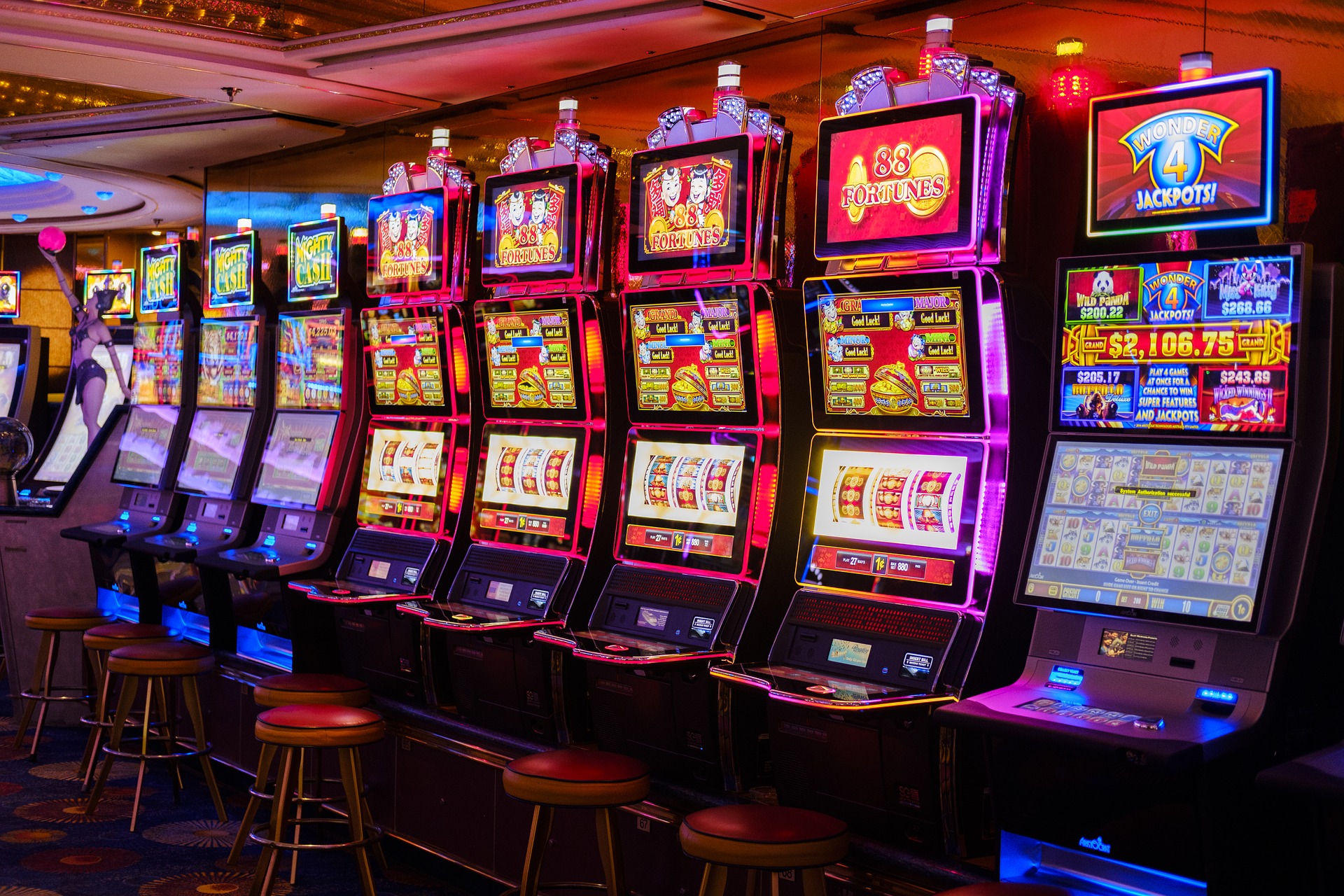 Physical world and online casinos compared